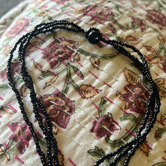 Black seed bead & shell necklace - Picture 3 of 4